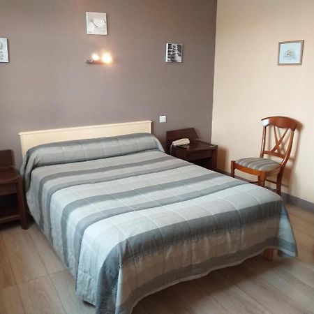 Hotel Le Lion D'Or 萨尔布里 外观 照片