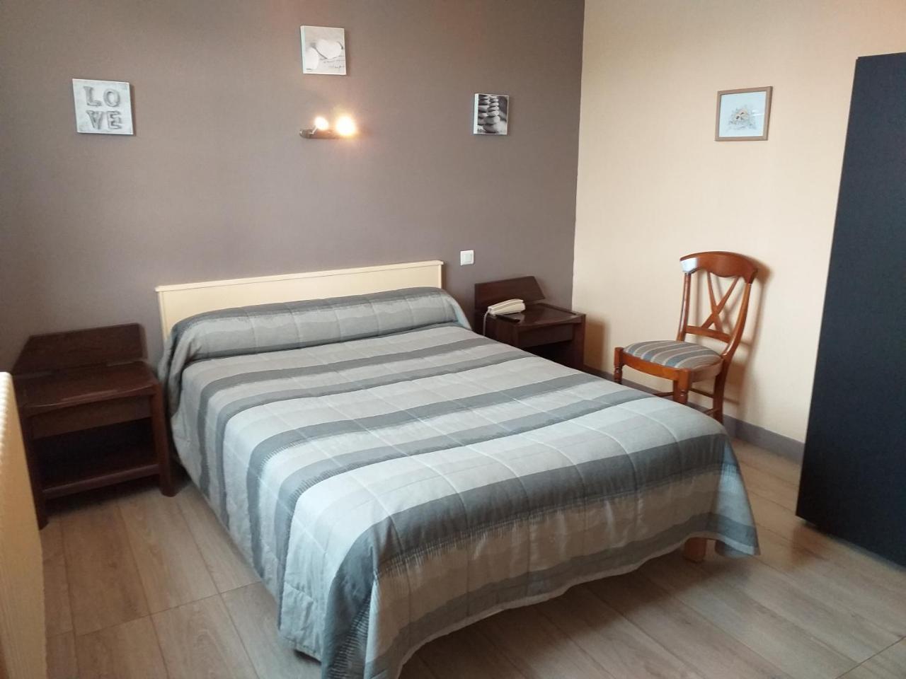 Hotel Le Lion D'Or 萨尔布里 外观 照片